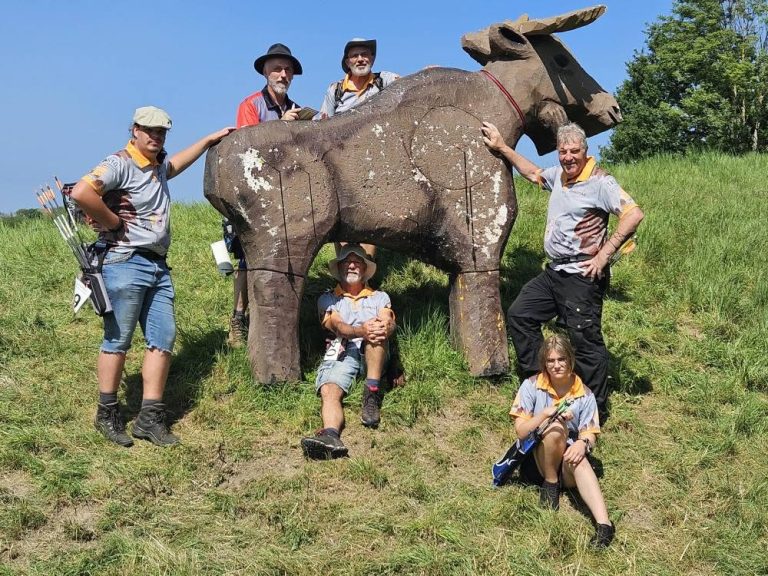 3D Bogenschießen beim Arrow Club Dudelange – Bogenschütze auf dem 3D Parcours im Wald