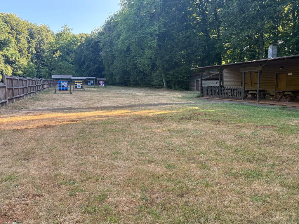 Schießplatz im Wald des Arrow Club Dudelange mit Vereinsheim und Unterstand