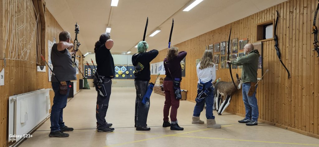 Feld- und Target-Bogenschießen auf dem Outdoor- Indoor Bogenplatz im Wald – Arrow Club Dudelange