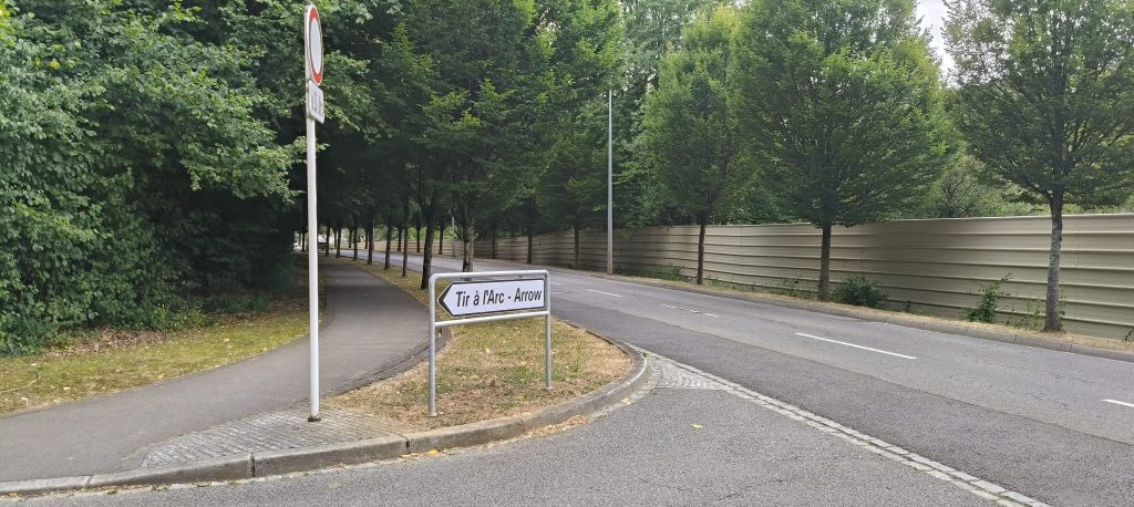 Ausschilderung und Zufahrtsstraße zum Outdoor-Bogenplatz des Arrow Club Dudelange im Wald
