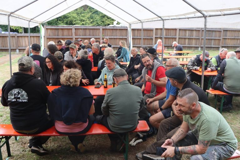 Voll besetzte Biertische mit Teilnehmern unter dem Festzelt