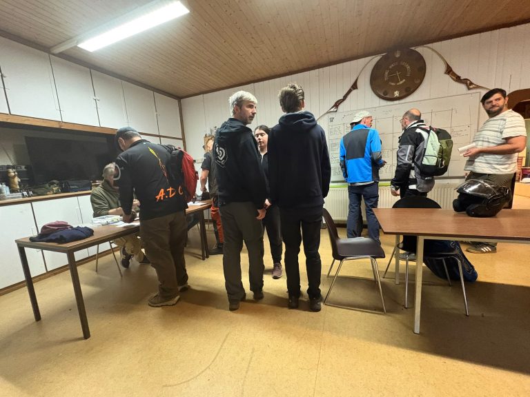 Bogenschützen stehen im Saal des Vereinshauses zusammen