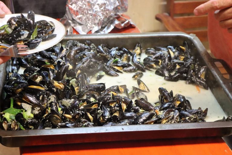 Blech mit Miesmuscheln in Weißweinsauce auf dem Buffet