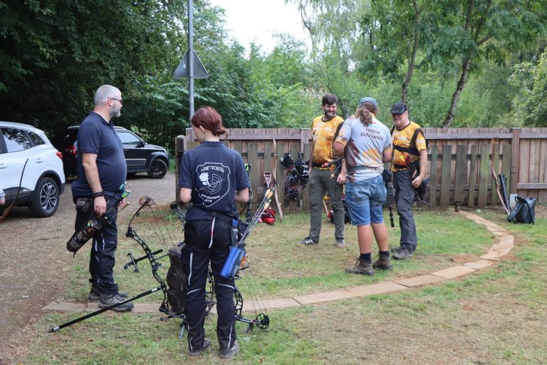 Bogenschützen mit Compoundbögen auf der Wiese am Einschießplatz
