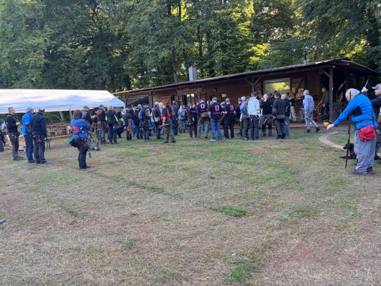 Viele Bogenschützen versammeln sich auf der Wiese vor dem Vereinshaus