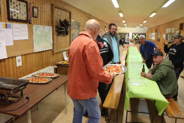 Teilnehmer bedienen sich am Buffet im Vereinshaus