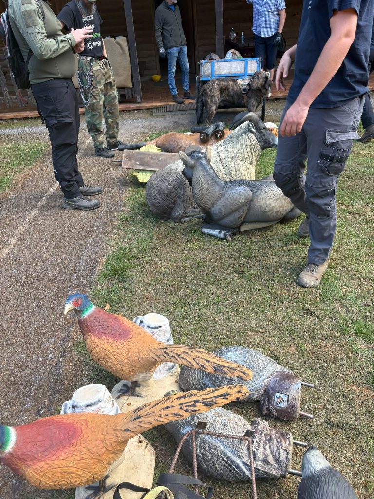 Verschiedene 3D-Tierziele wie Fasane und Enten liegen auf dem Rasen am Vereinsgelände