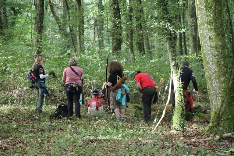 Bogenschützen sammeln sich im Wald an einer Station