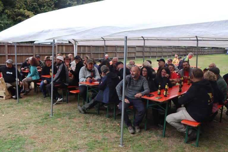 Voll besetzte Biertische unter dem weißen Festzelt