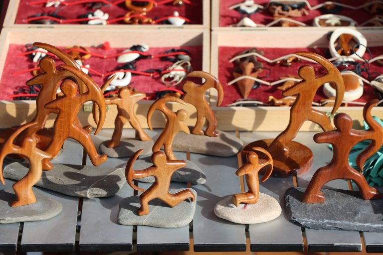 Holzfiguren von Bogenschützen als Trophäen auf einem Präsentationstisch