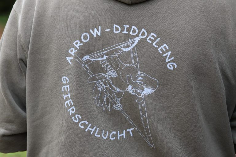 Rückenaufdruck eines Pullovers mit Bogenschützen-Logo und Schriftzug Arrow-Diddeleng Geierschlucht