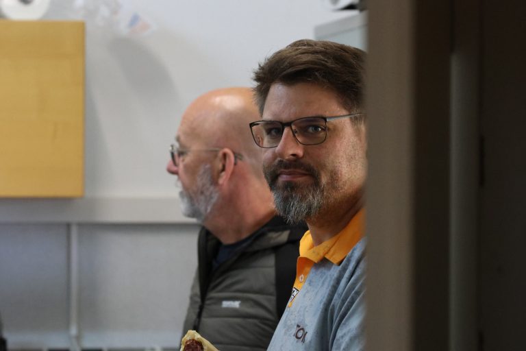 Zwei Männer mit Brille unterhalten sich im Vereinshaus