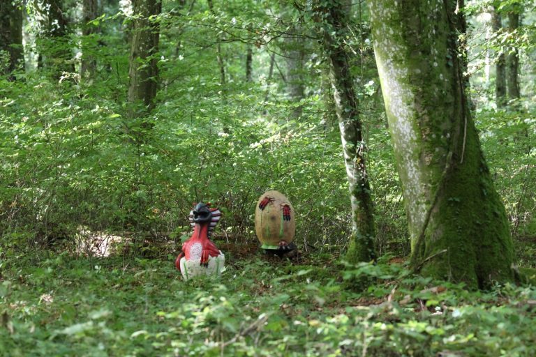 3D-Ziele eines schlüpfenden Dinosaurierbabys und eines Dinosauriereis im Waldboden