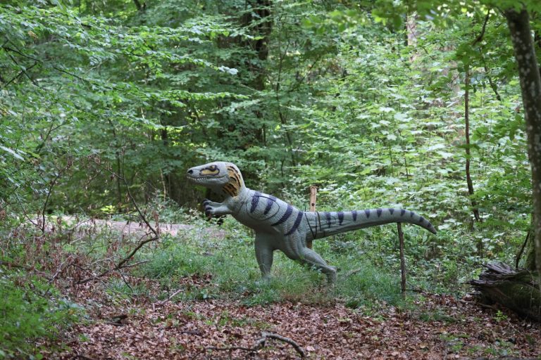 Gestreiftes 3D-Dinosaurierziel auf einer Lichtung im Wald