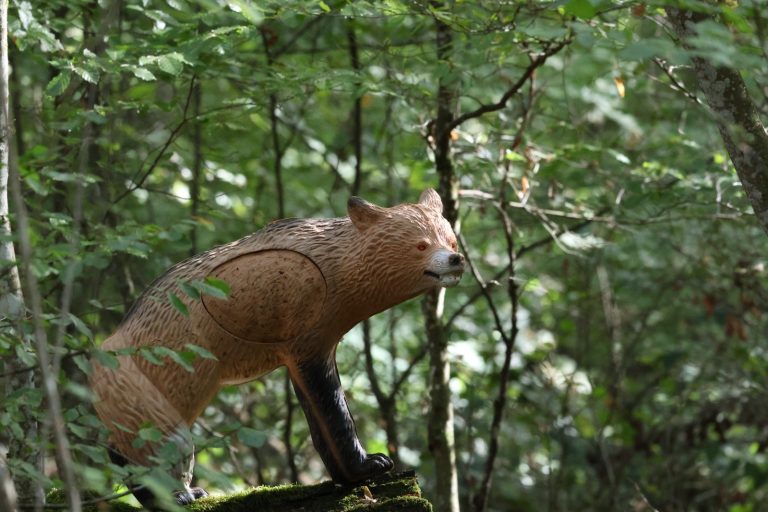 3D-Ziel eines Fuchses auf einem Baumstumpf im Wald