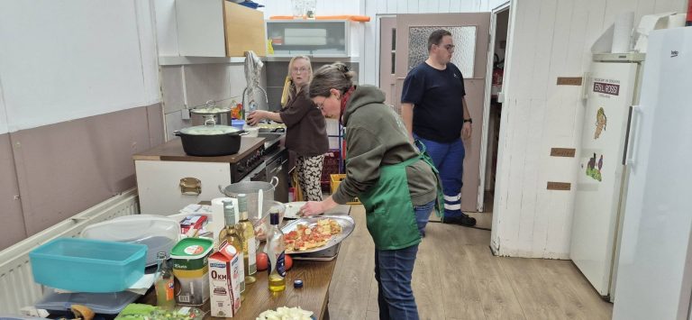 Helfer bereiten in der Vereinsküche das Buffet vor