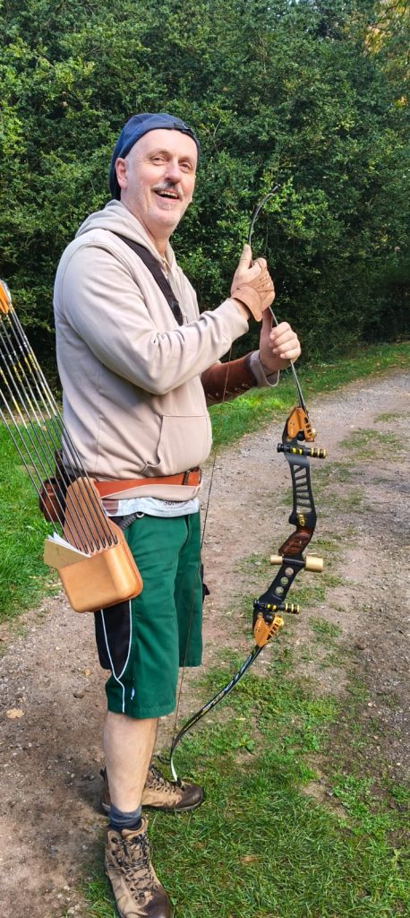 Archer souriant avec son arc sur le parcours 3D de Gorcy