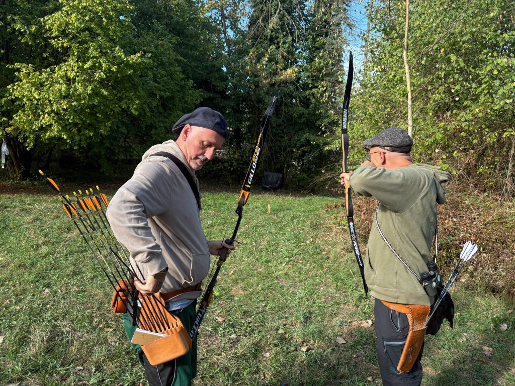 Archers en action sur le parcours de tir à l'arc 3D de Gorcy