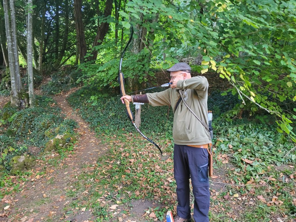 Archers en action sur le parcours de tir à l'arc 3D de Gorcy