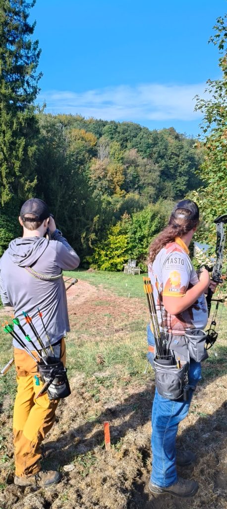 Archers en action sur le parcours de tir à l'arc 3D de Gorcy