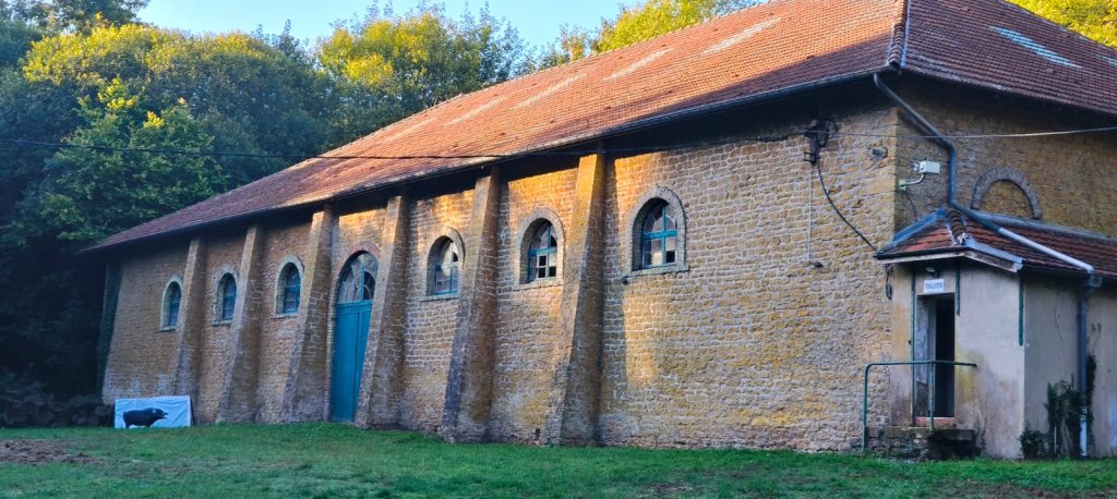 Ancien bâtiment historique dans le parc de Gorcy