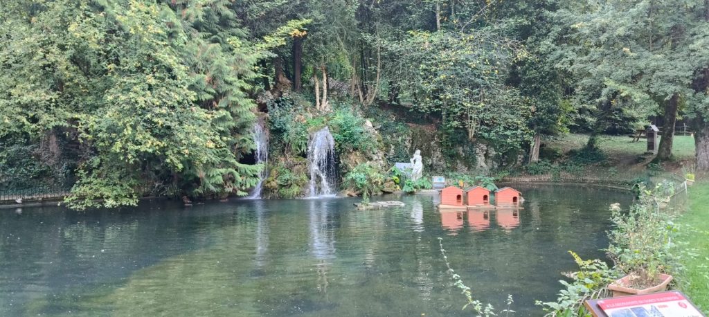 Étang du parc de Gorcy entouré d'arbres