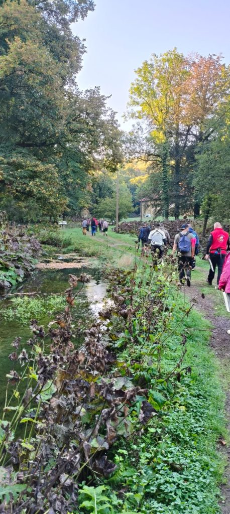 Ruisseau le long du parcours avec des archers en arrière-plan