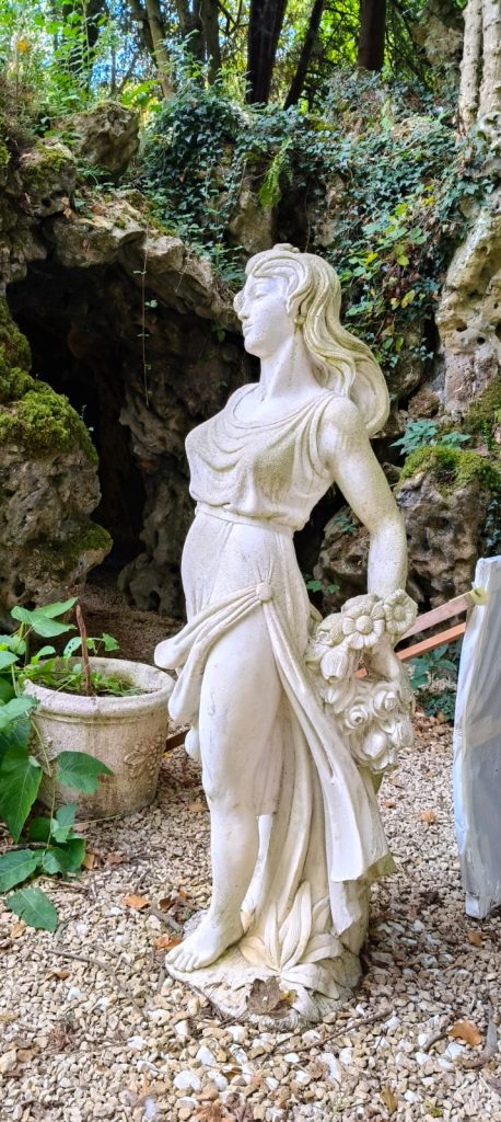 Statue blanche dans le parc de Gorcy