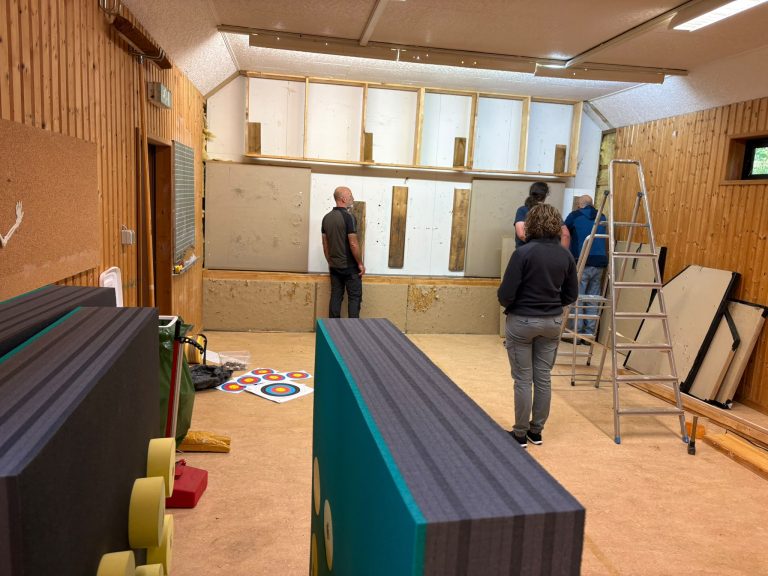 Die alte Wand vor dem Umbau – Neue Scheiben in der Indoor-Halle 2026, Arrowclub Dudelange