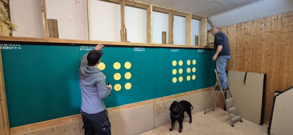 Die neue Wand ist fast fertig – Neue Scheiben in der Indoor-Halle 2026, Arrowclub Dudelange