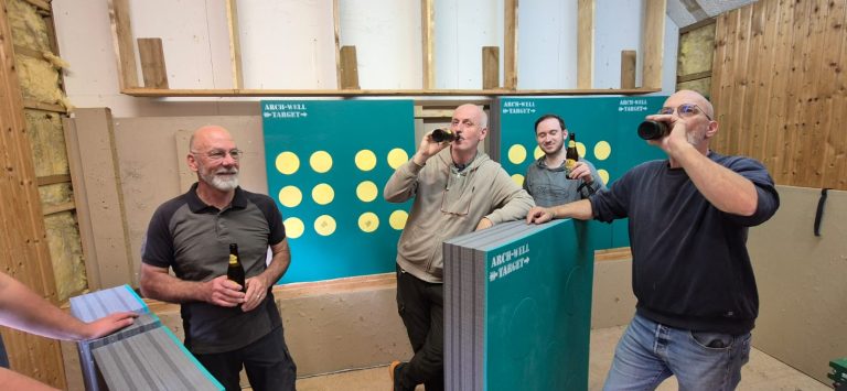 Anstoßen vor der neuen Wand – Neue Scheiben in der Indoor-Halle 2026, Arrowclub Dudelange