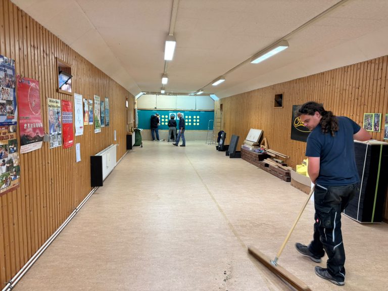 Aufräumen nach getaner Arbeit – Neue Scheiben in der Indoor-Halle 2026, Arrowclub Dudelange