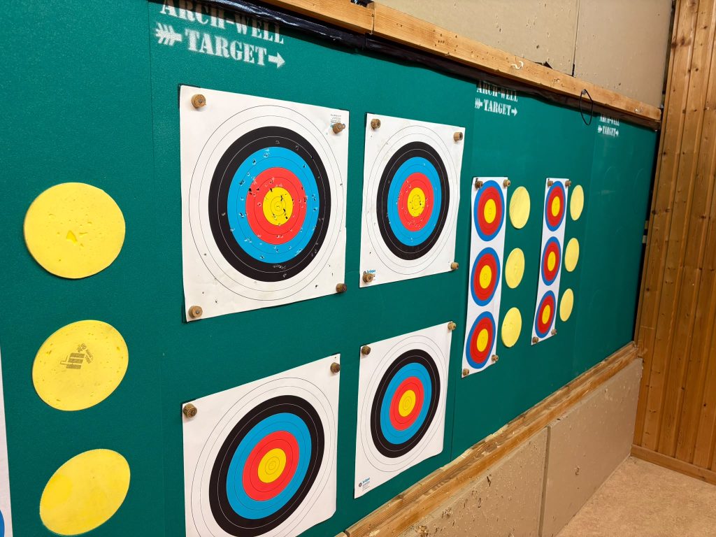 Fertig: Auflagen auf den neuen Scheiben – Neue Scheiben in der Indoor-Halle 2026, Arrowclub Dudelange