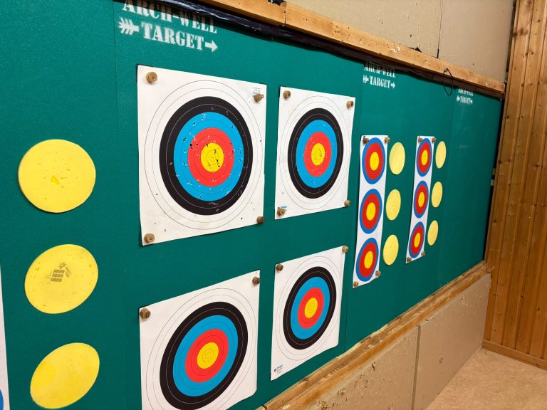 Fertig: Auflagen auf den neuen Scheiben – Neue Scheiben in der Indoor-Halle 2026, Arrowclub Dudelange