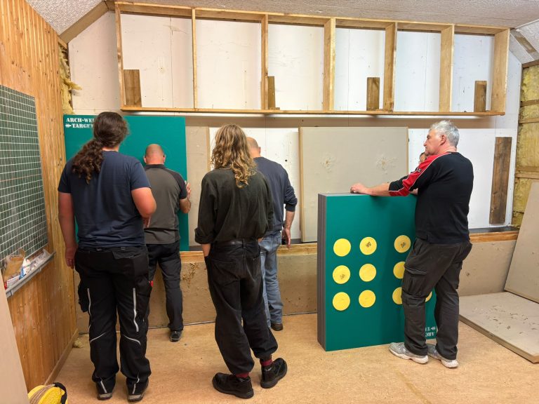 Besprechung vor der alten Wand – Neue Scheiben in der Indoor-Halle 2026, Arrowclub Dudelange