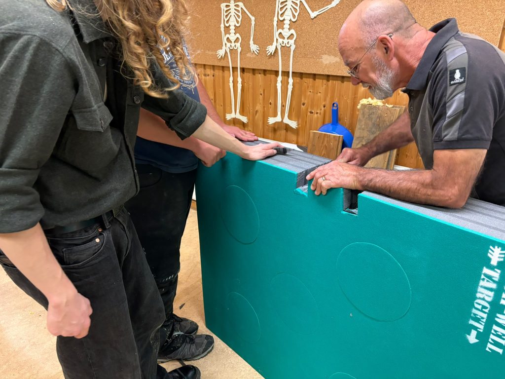 Eine Arch-Well-Scheibe wird zugeschnitten – Neue Scheiben in der Indoor-Halle 2026, Arrowclub Dudelange