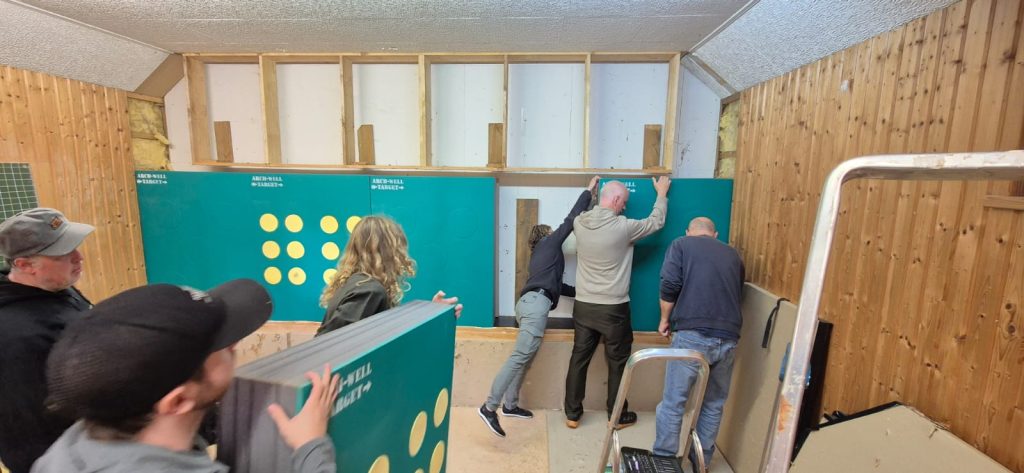 Eine Scheibe wird an die Wand gesetzt – Neue Scheiben in der Indoor-Halle 2026, Arrowclub Dudelange