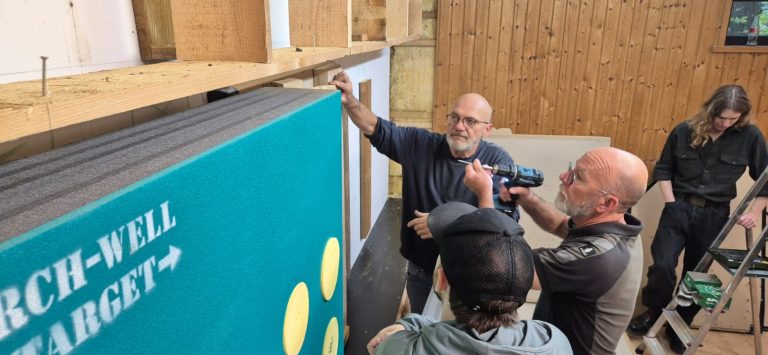 Eine Scheibe wird festgeschraubt – Neue Scheiben in der Indoor-Halle 2026, Arrowclub Dudelange