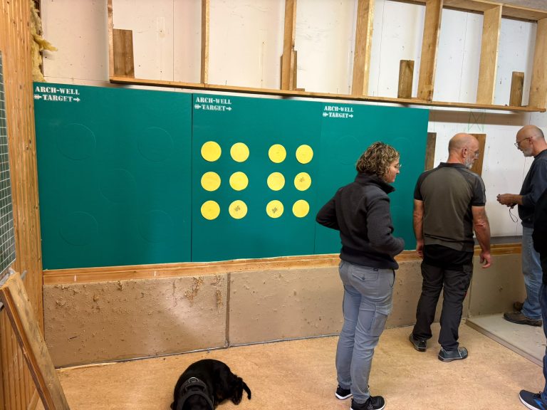 Die ersten neuen Scheiben hängen – Neue Scheiben in der Indoor-Halle 2026, Arrowclub Dudelange